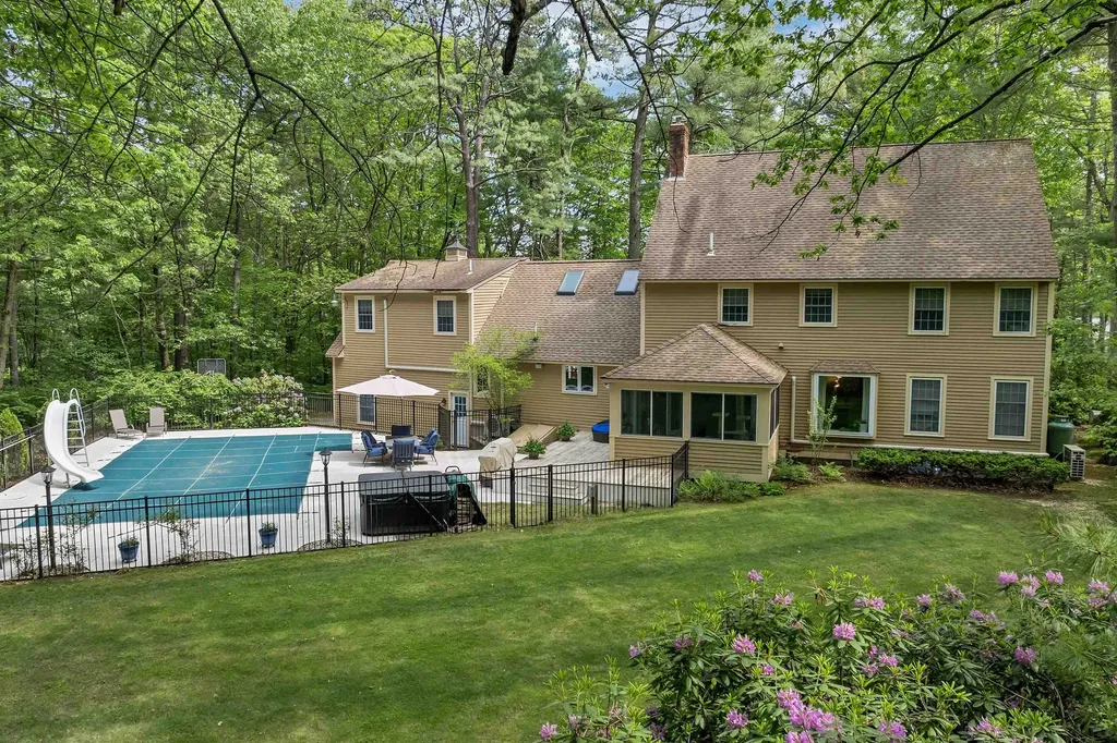 32 Holton Circle Londonderry NH 03053