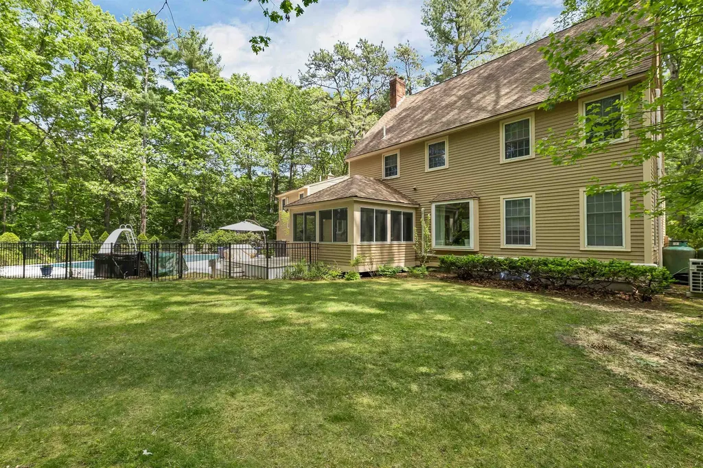 32 Holton Circle Londonderry NH 03053