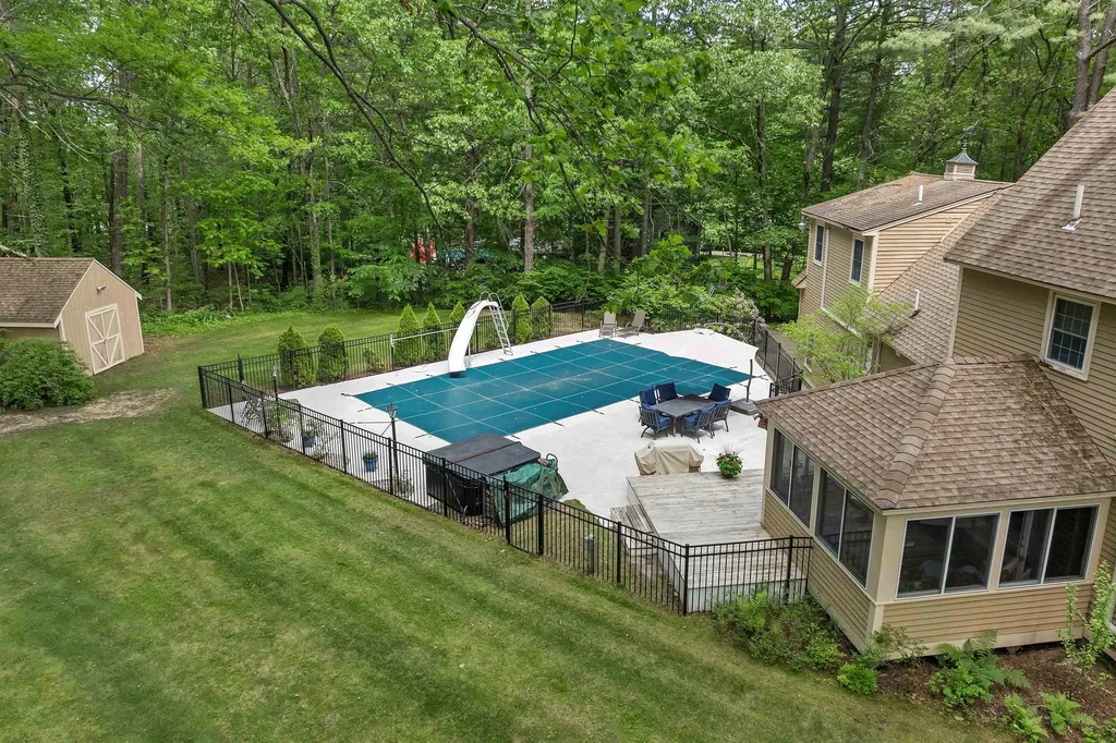 32 Holton Circle Londonderry NH 03053