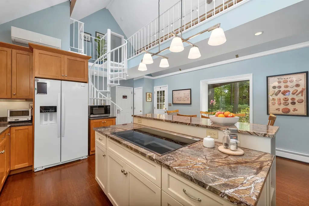 32 Holton Circle Londonderry NH 03053