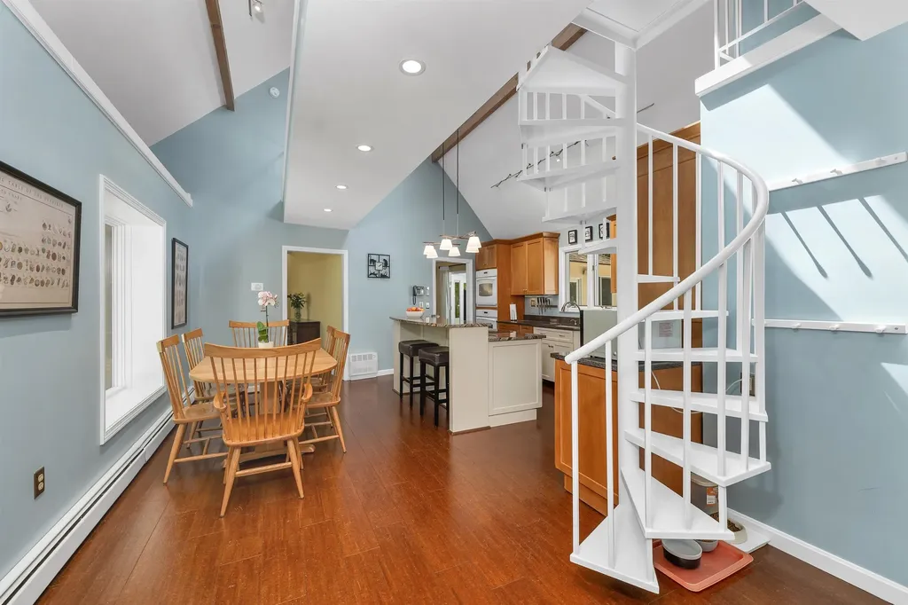 32 Holton Circle Londonderry NH 03053