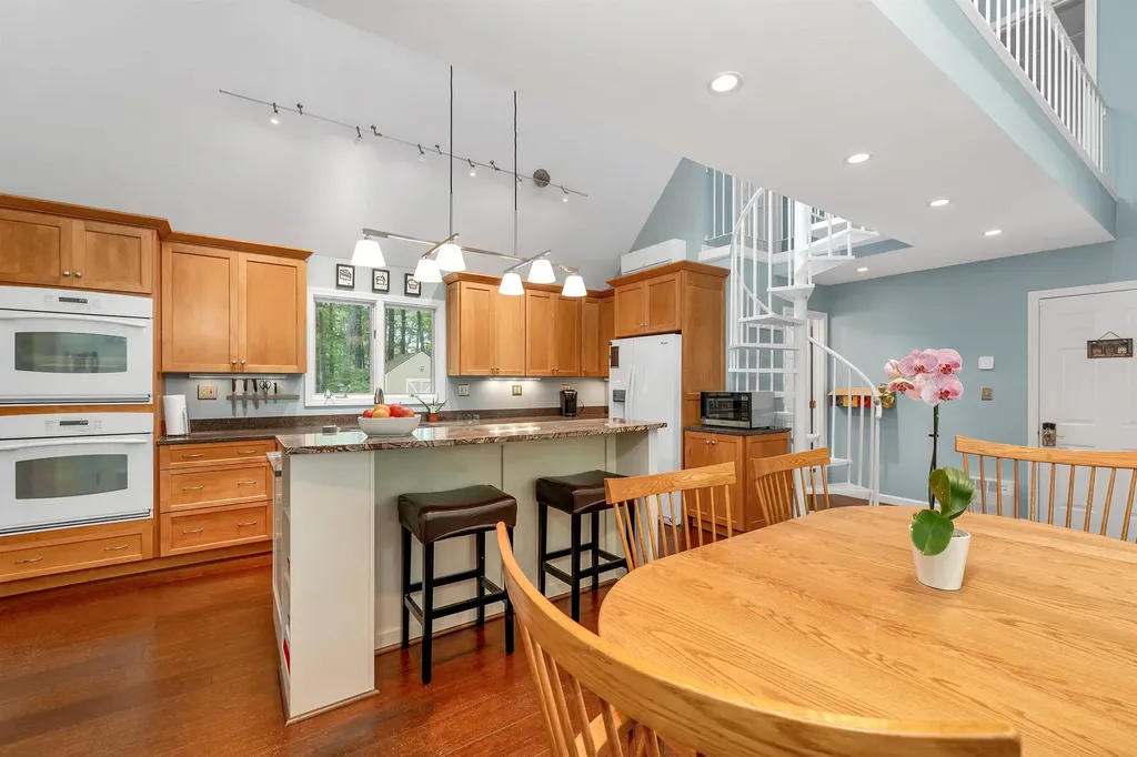 32 Holton Circle Londonderry NH 03053