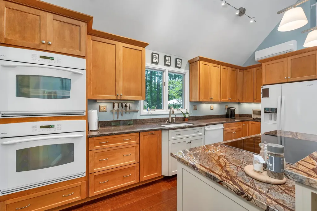 32 Holton Circle Londonderry NH 03053