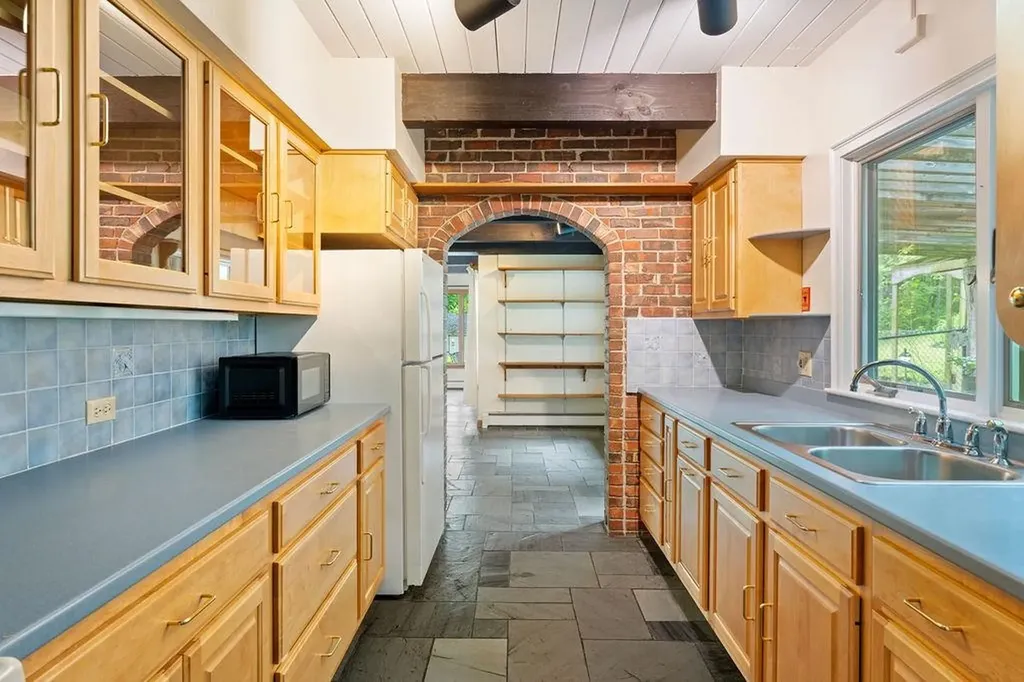 2 Little Hook Road Lee NH 03861