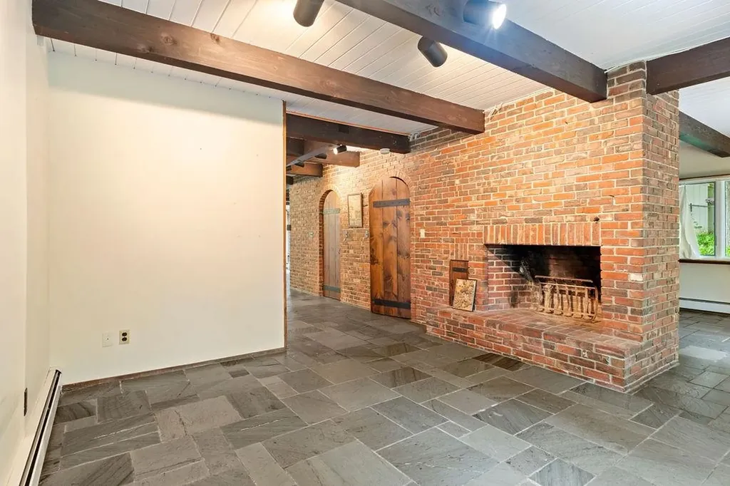 2 Little Hook Road Lee NH 03861