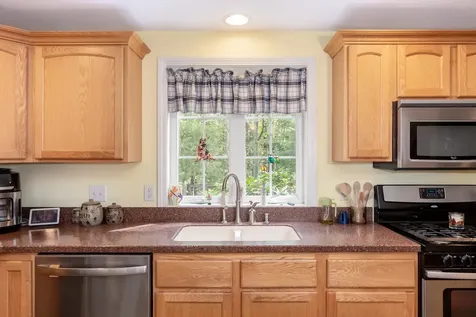 24 Watson Hill Road Raymond NH 03077