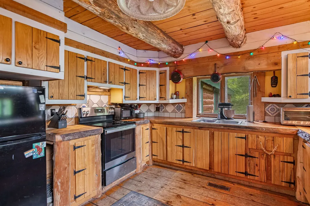984 Mayhew Road Jay VT 05859