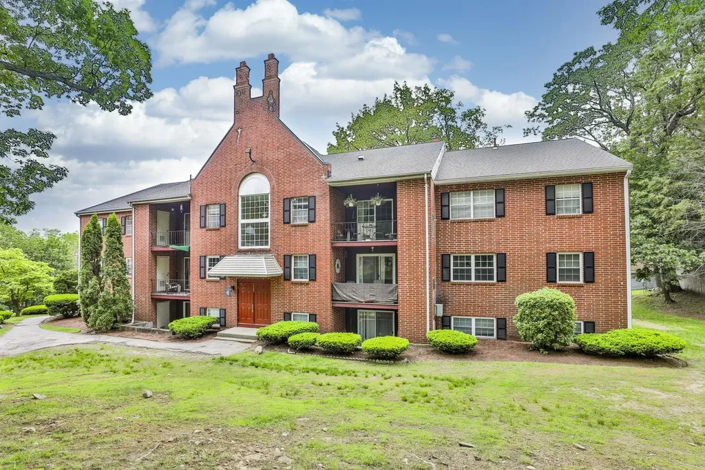 6 Louisburg Square Nashua NH 03060