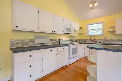 526 Riverdale Avenue Manchester NH 03103
