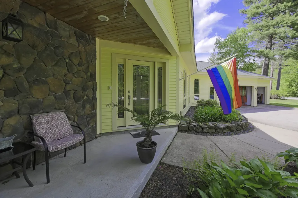 16 Carleton Way Hales Location NH 03860