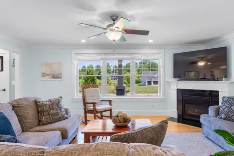 6 Tannery Way Kensington NH 03833