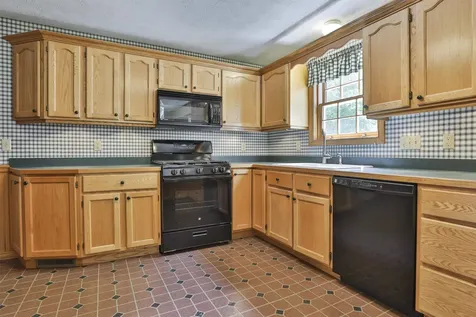 16 Tamarack Court Manchester NH 03103