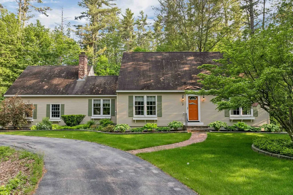 3 Dove Street Wolfeboro NH 03894