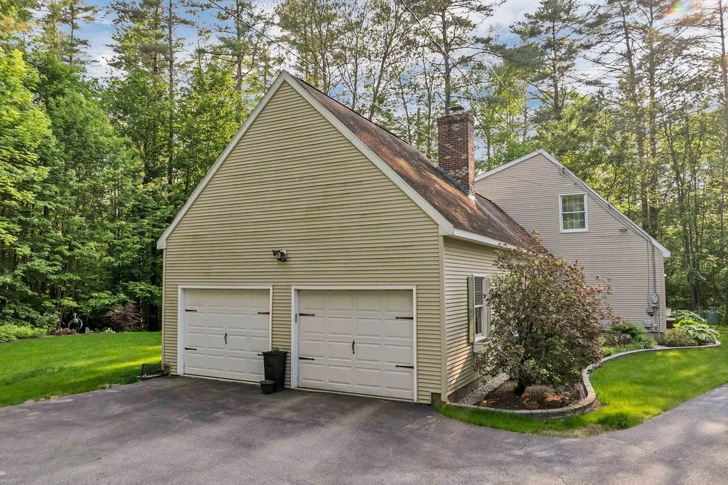 3 Dove Street Wolfeboro NH 03894