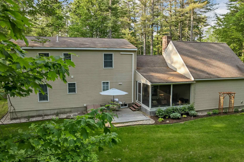 3 Dove Street Wolfeboro NH 03894