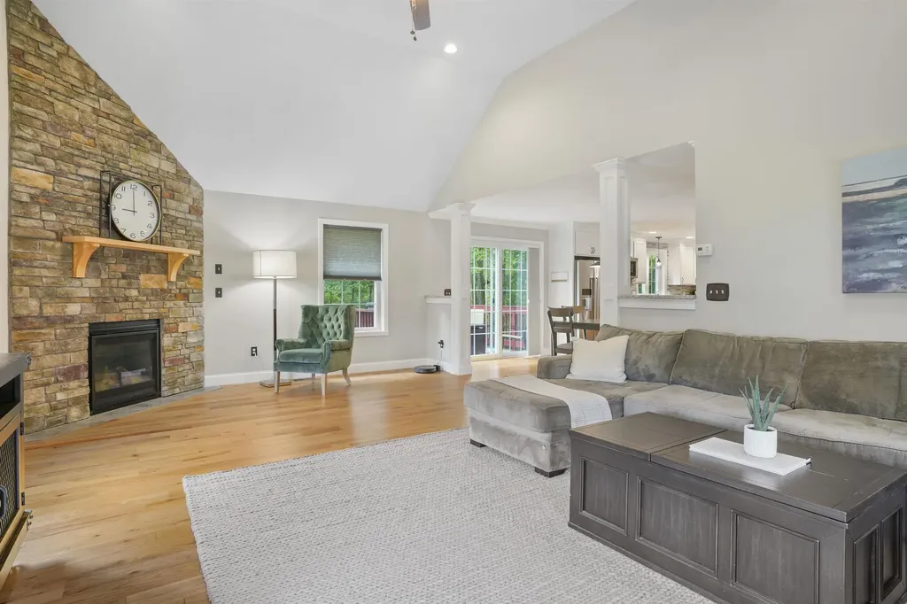 15 Orchard Park Lane Hudson NH 03051