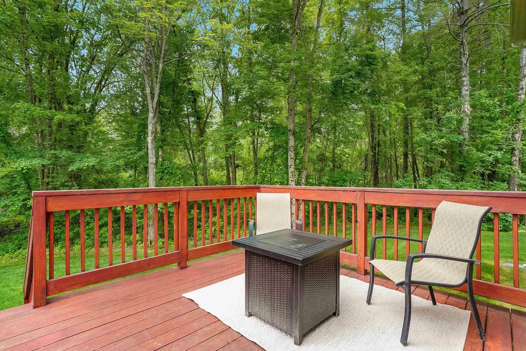 15 Orchard Park Lane Hudson NH 03051