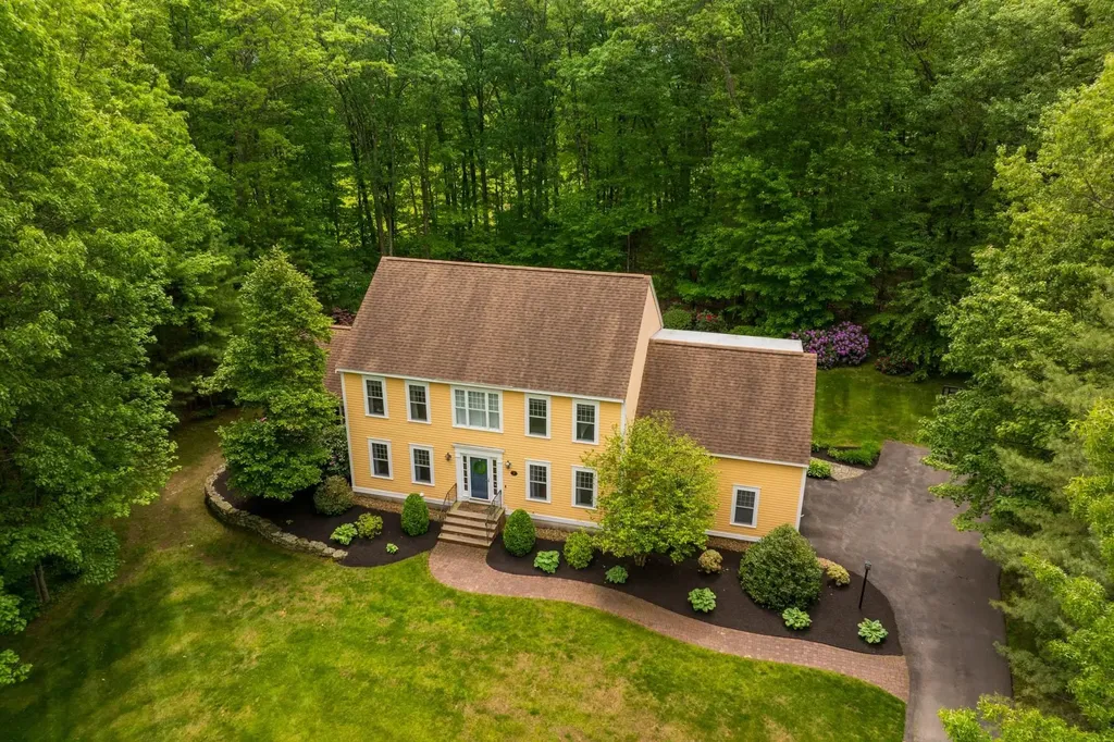 8 Briarwood Drive Salem NH 03079