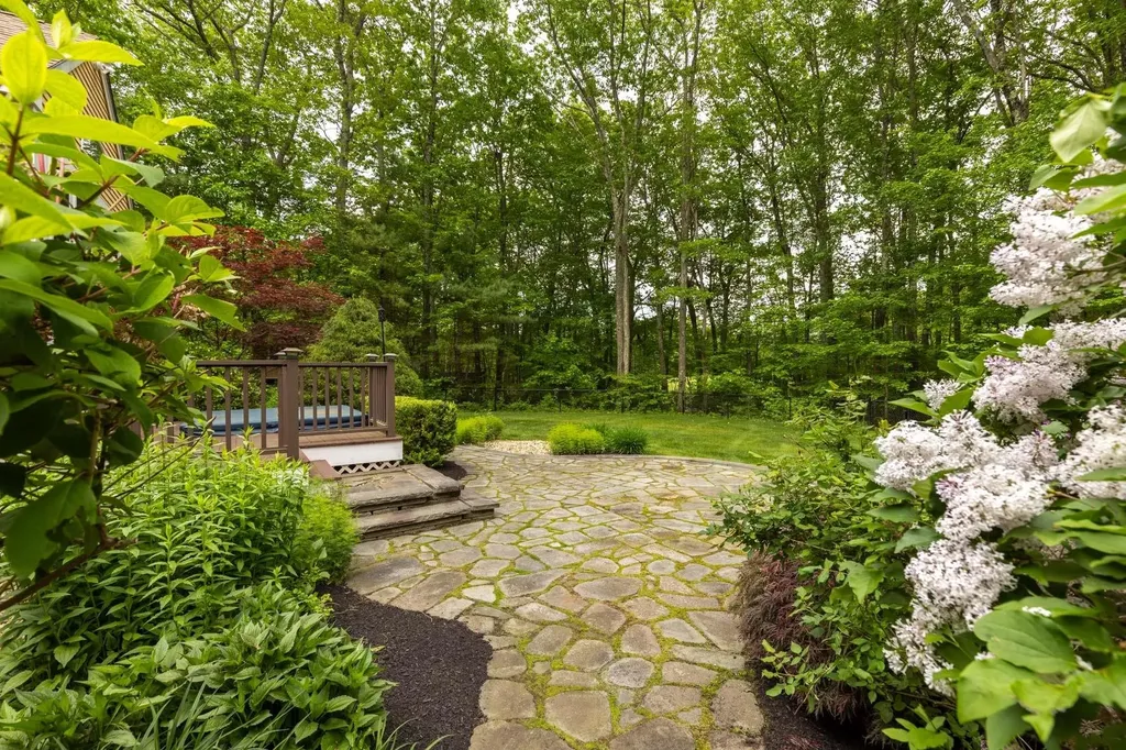 8 Briarwood Drive Salem NH 03079