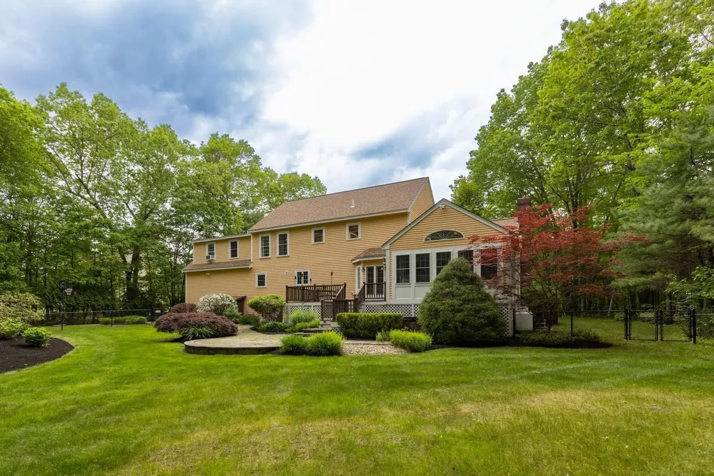 8 Briarwood Drive Salem NH 03079