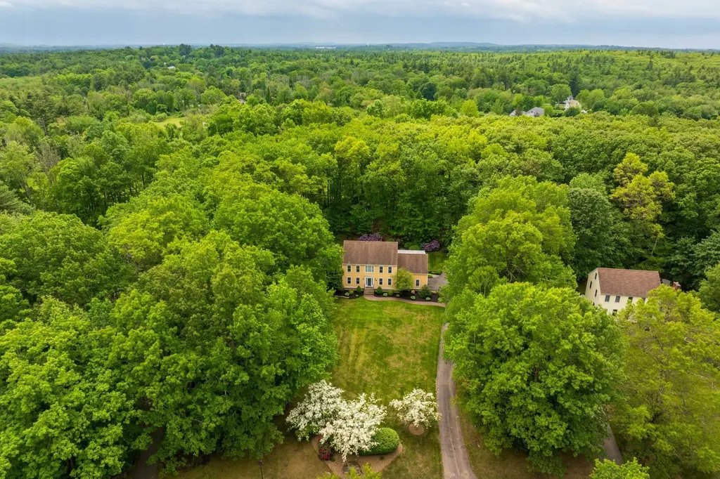 8 Briarwood Drive Salem NH 03079