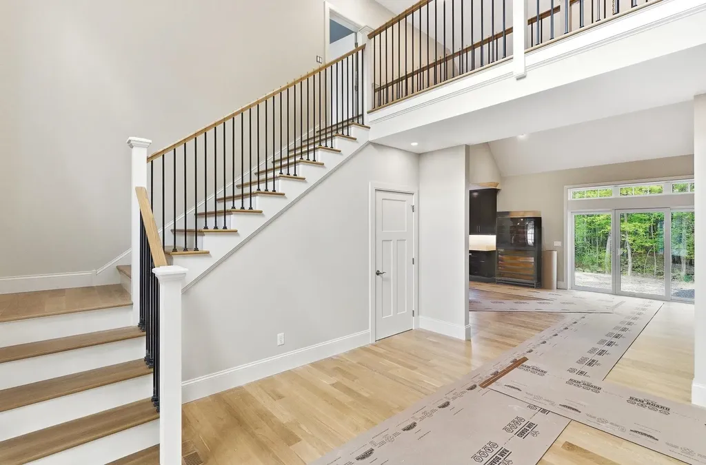 18 Grand Avenue Bedford NH 03110