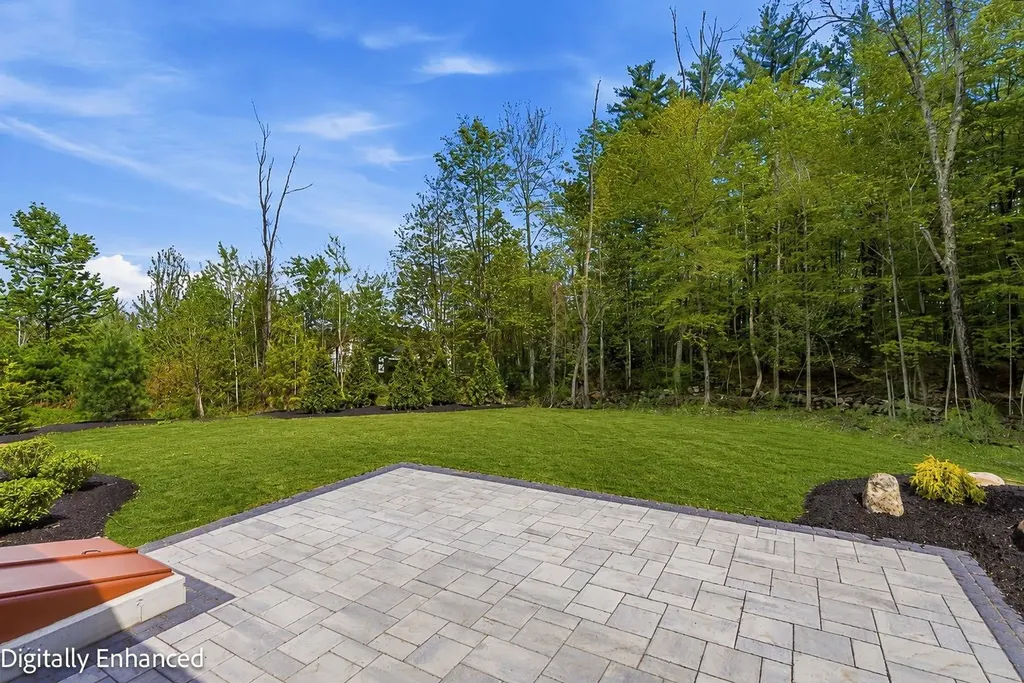 18 Grand Avenue Bedford NH 03110