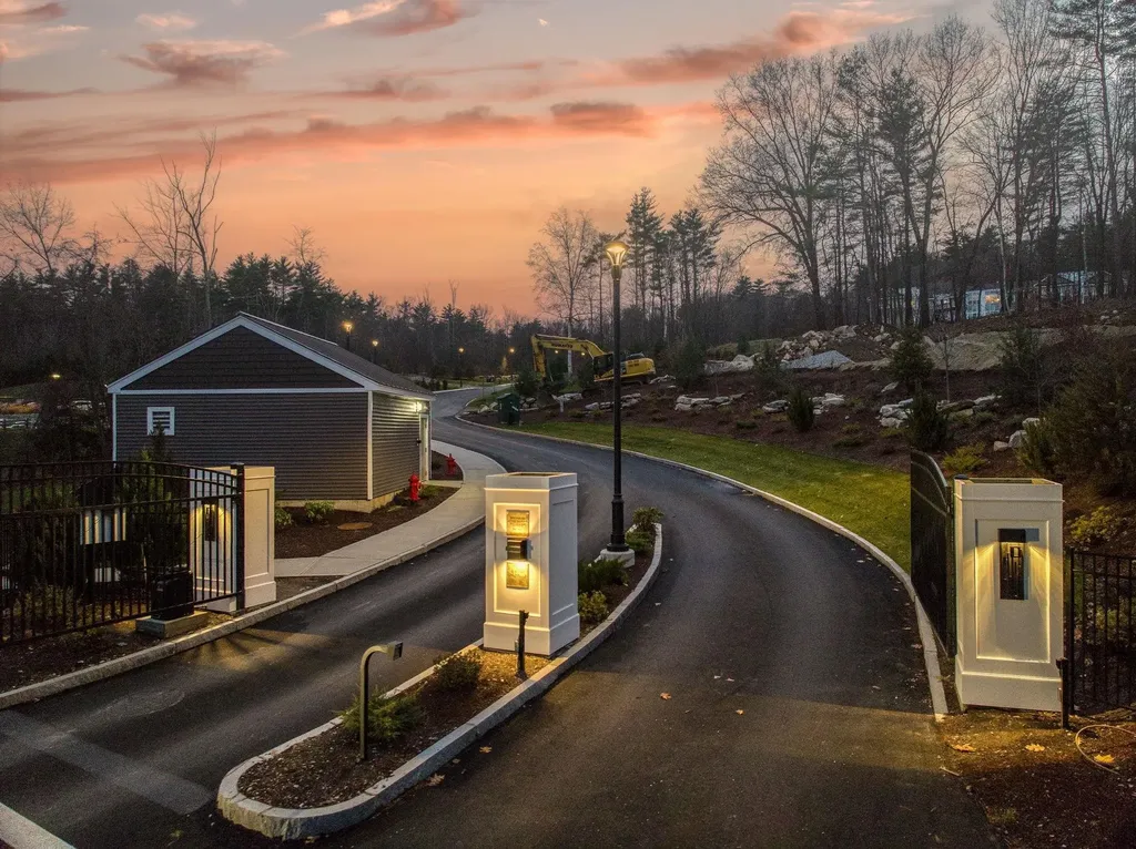 18 Grand Avenue Bedford NH 03110