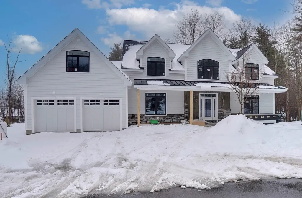 18 Grand Avenue Bedford NH 03110