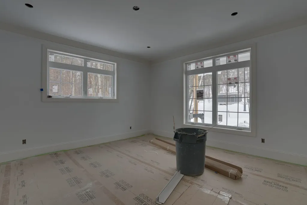 18 Grand Avenue Bedford NH 03110