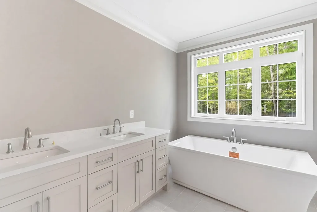 18 Grand Avenue Bedford NH 03110