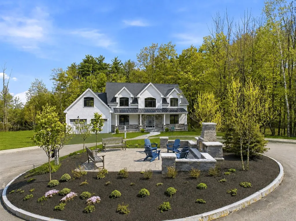 18 Grand Avenue Bedford NH 03110