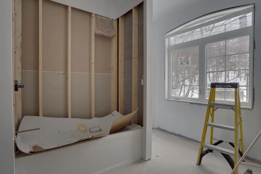 18 Grand Avenue Bedford NH 03110