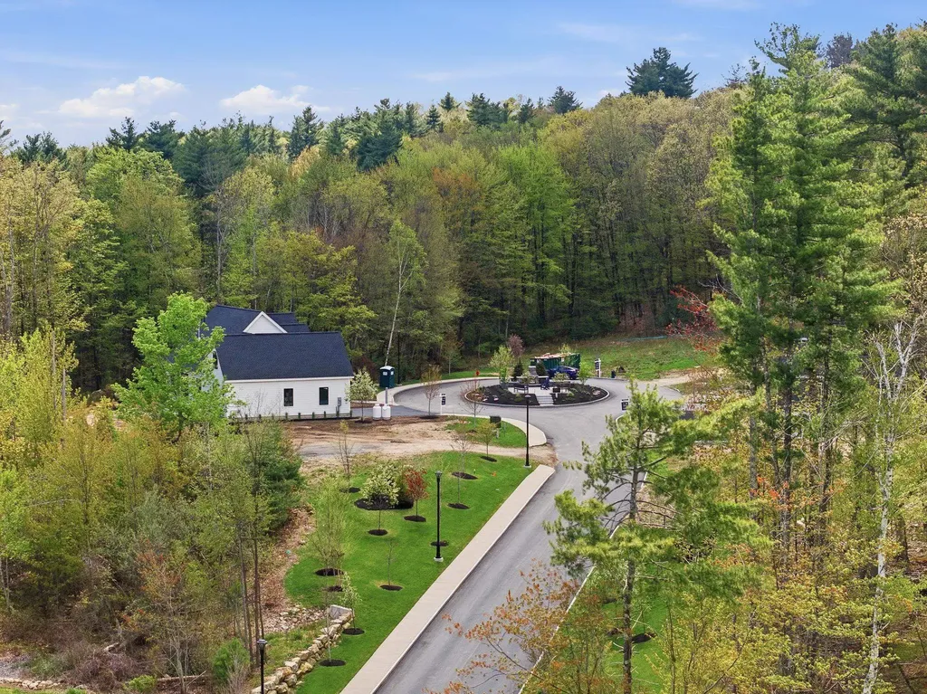 18 Grand Avenue Bedford NH 03110