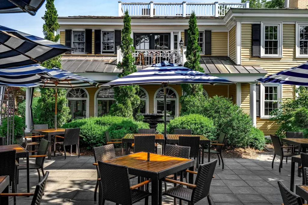 18 Grand Avenue Bedford NH 03110