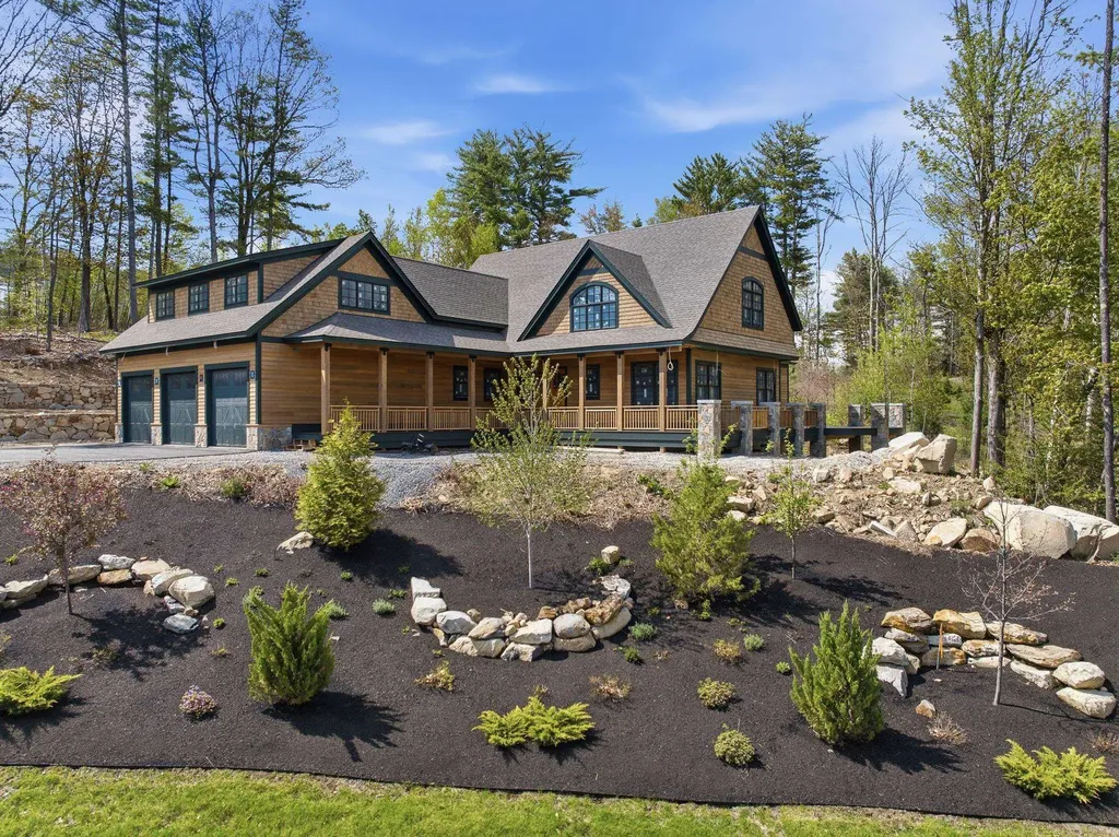 18 Grand Avenue Bedford NH 03110