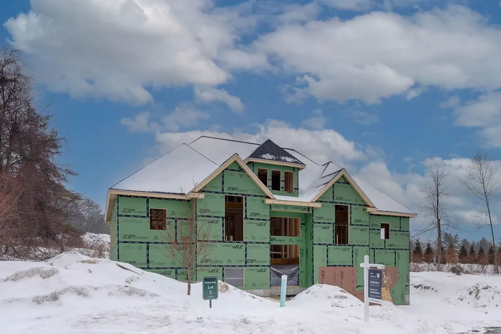 18 Grand Avenue Bedford NH 03110