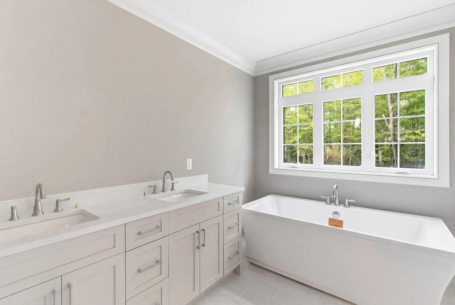 18 Grand Avenue Bedford NH 03110