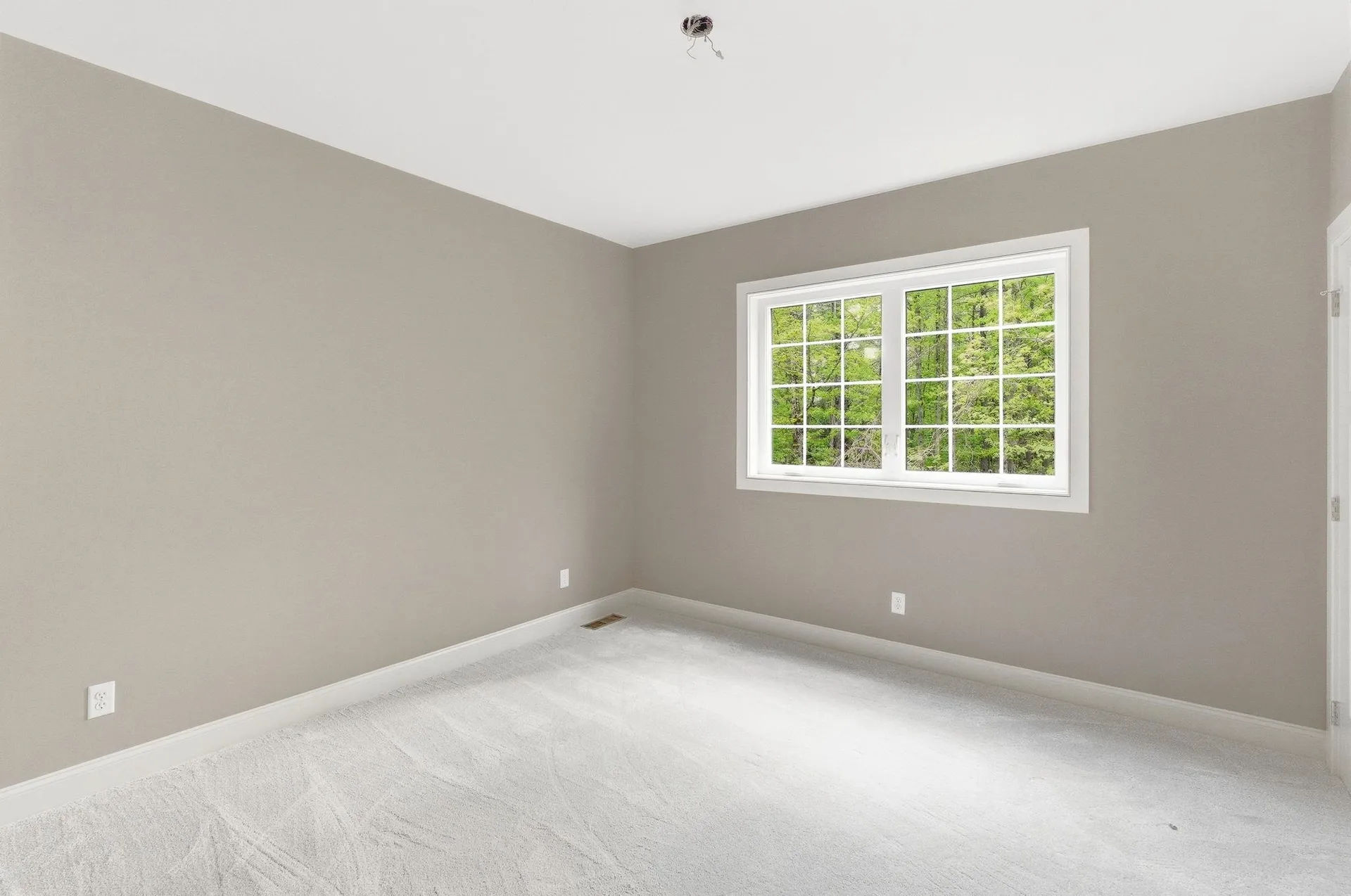 18 Grand Avenue Bedford NH 03110