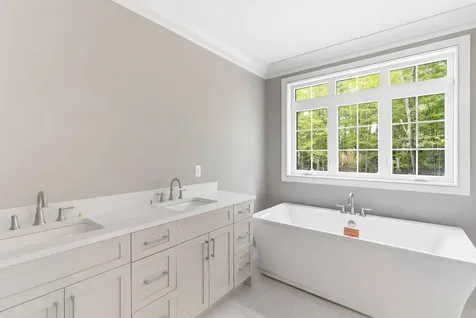 18 Grand Avenue Bedford NH 03110