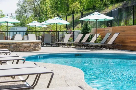 18 Grand Avenue Bedford NH 03110