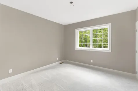18 Grand Avenue Bedford NH 03110