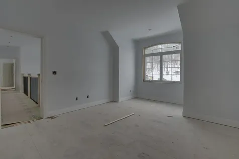 18 Grand Avenue Bedford NH 03110