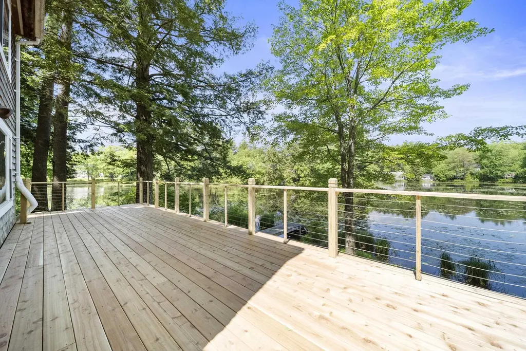 17a Penn Avenue Deerfield NH 03037