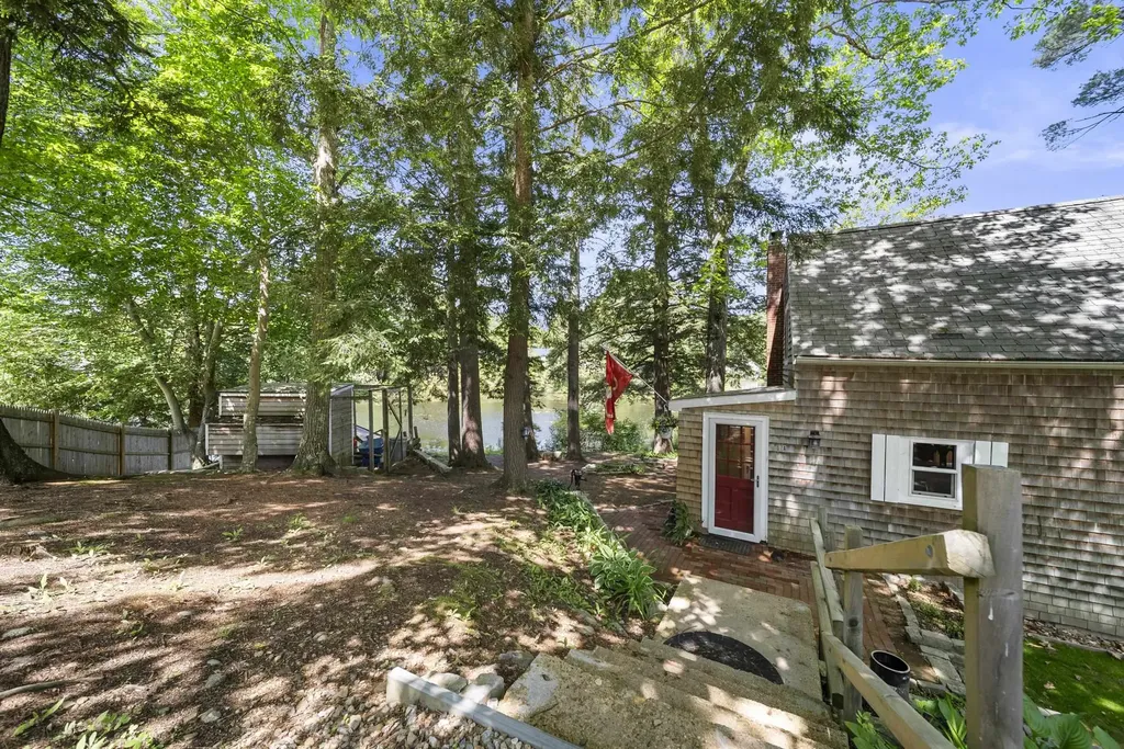 17a Penn Avenue Deerfield NH 03037