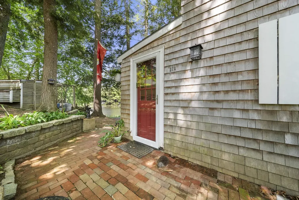 17a Penn Avenue Deerfield NH 03037