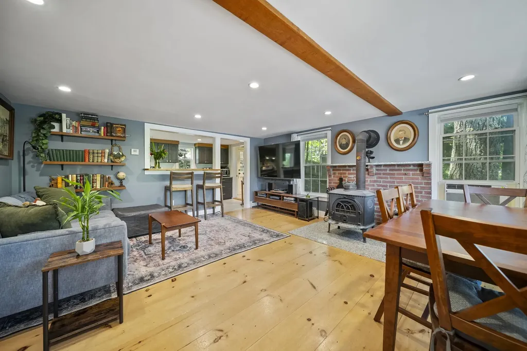 17a Penn Avenue Deerfield NH 03037