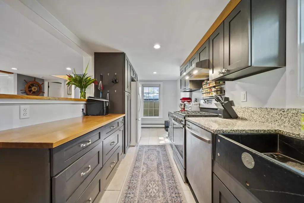 17a Penn Avenue Deerfield NH 03037