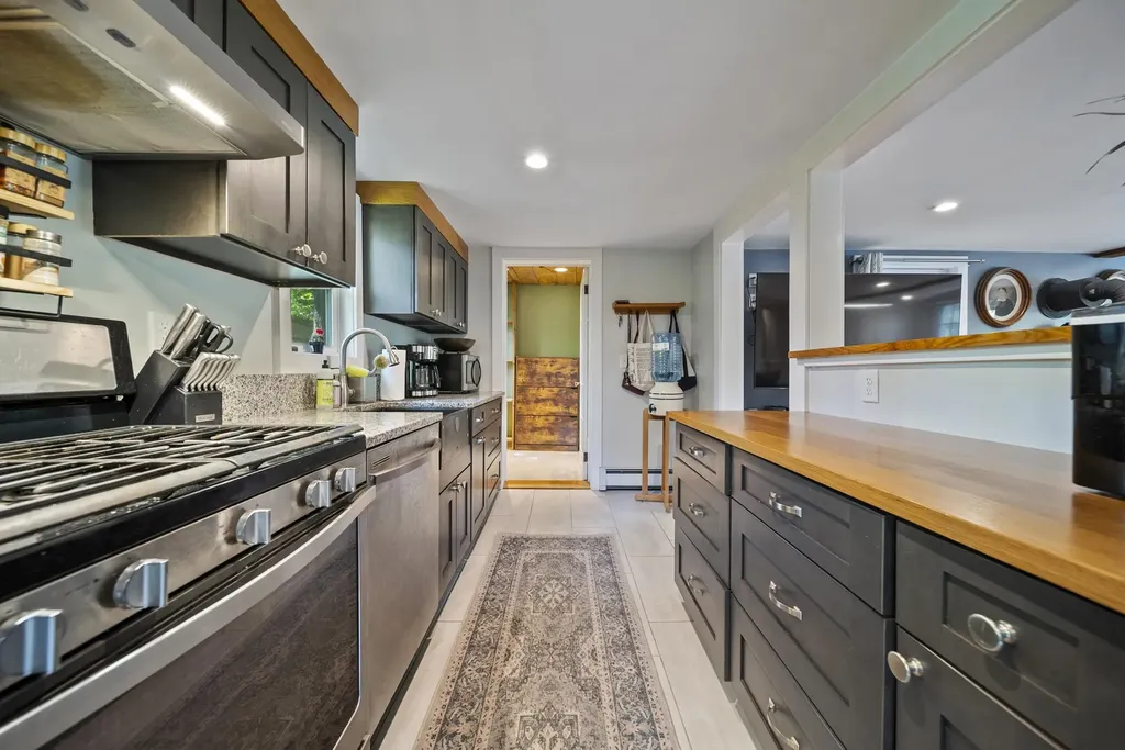 17a Penn Avenue Deerfield NH 03037