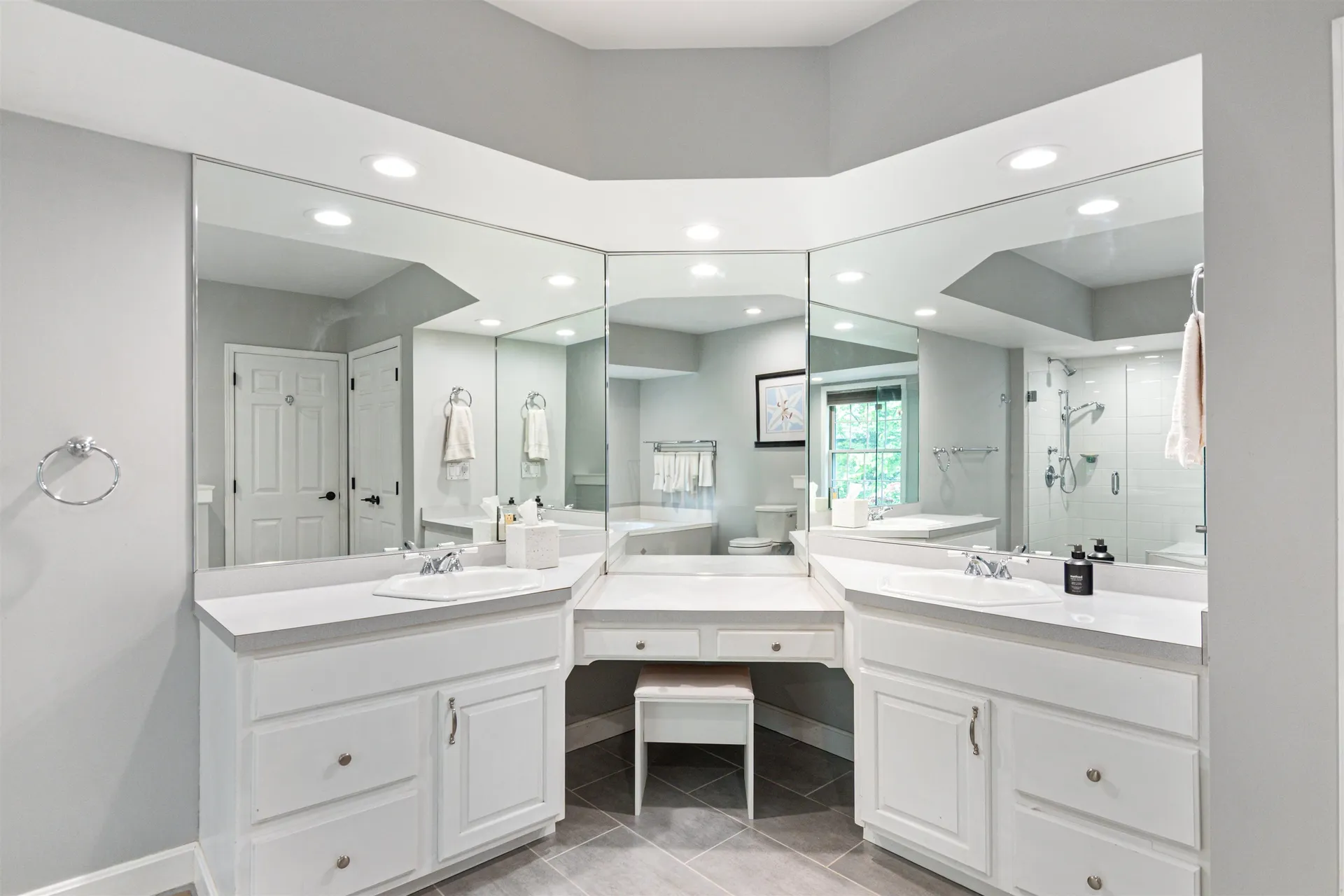 24 Lida Drive Essex VT 05452